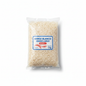 Arroz grado 1 kg formato supermercado fondo blanco