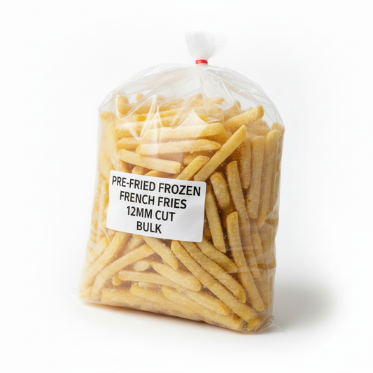 Papas prefritas granel fondo blanco